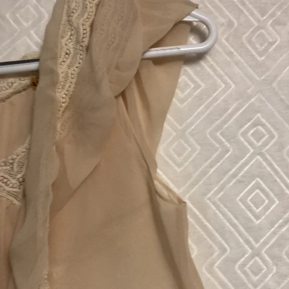 Alice and Olivia 100% silk cream blouse with lace edging - Picture 4 of 6